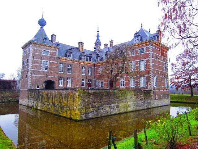 building exterior, architecture, built structure, travel destinations, outdoors, day, tree, history, city, no people, sky, cultures, royalty