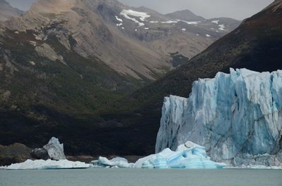 Icebergs on lake argentino, a sunny autumn afternoon, santa cruz province, argentino.