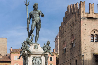 Statue of historic building against sky