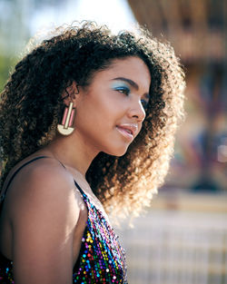 Fashionable young woman looking away in city