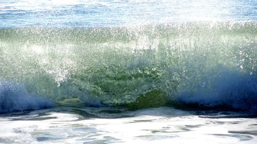 Waves splashing in sea