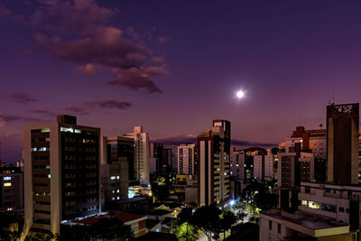 Dusk in the city of belo horizonte, capital of the state of minas gerais, with the full moon 