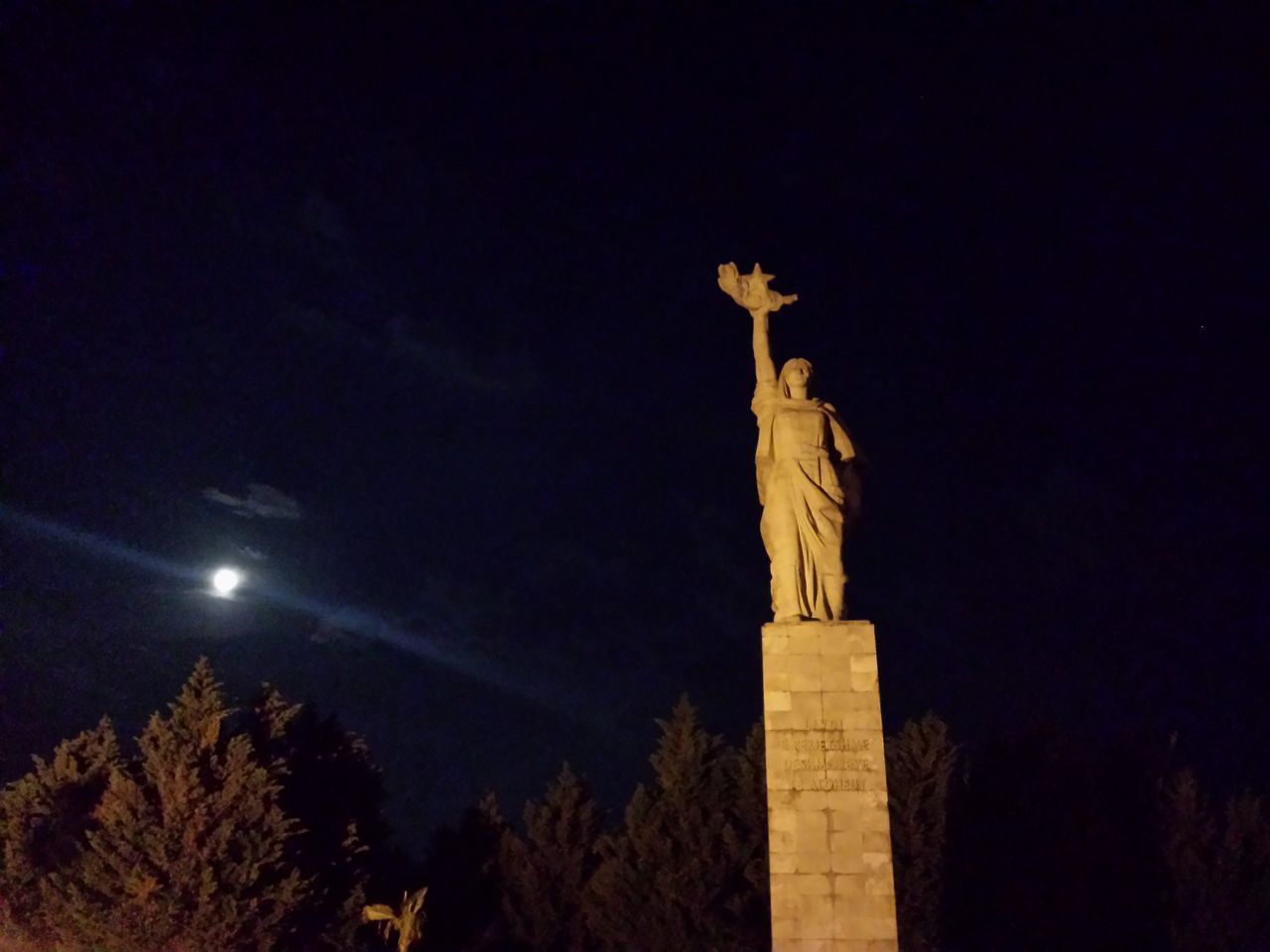 statue, sculpture, human representation, low angle view, art, art and craft, creativity, night, sky, travel destinations, famous place, monument, travel, copy space, tourism, built structure, international landmark, religion