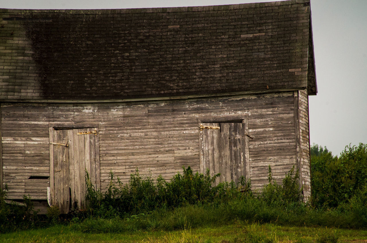 OLD WOODEN BARN ON FIELD