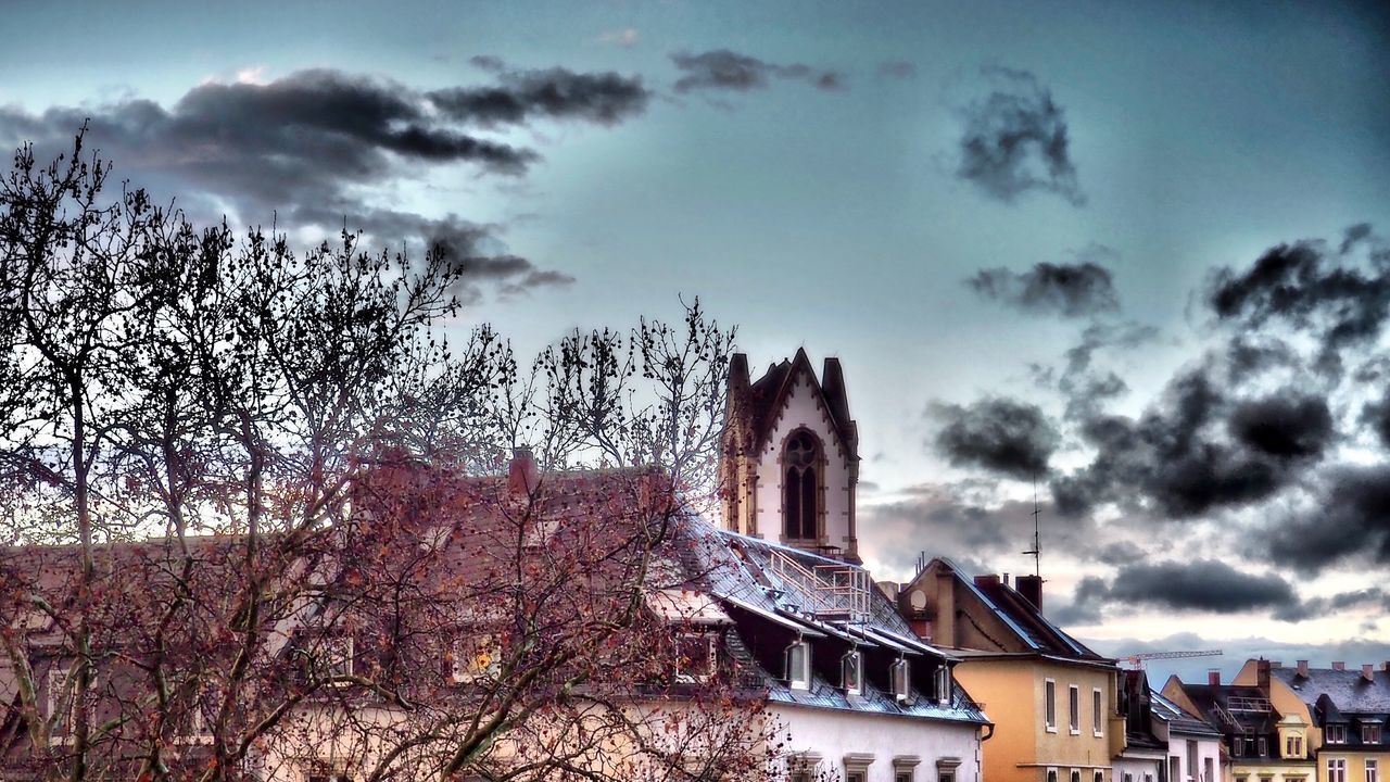 LOW ANGLE VIEW OF BUILDING AGAINST SKY