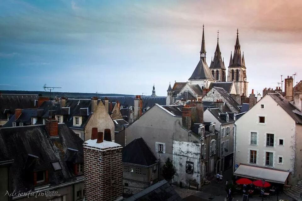 architecture, building exterior, built structure, place of worship, religion, church, spirituality, sky, cathedral, roof, dome, city, steeple, town, cloud - sky, residential structure, cityscape, old town