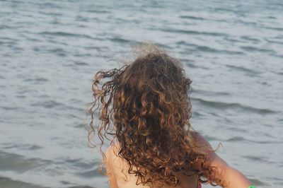 Close-up of young woman against sea