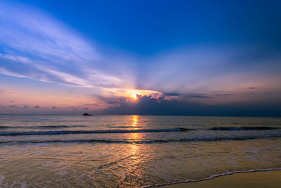 Beautiful cloudy on sunrise at khanom beach, nakhon si thammarat, south thailand, 