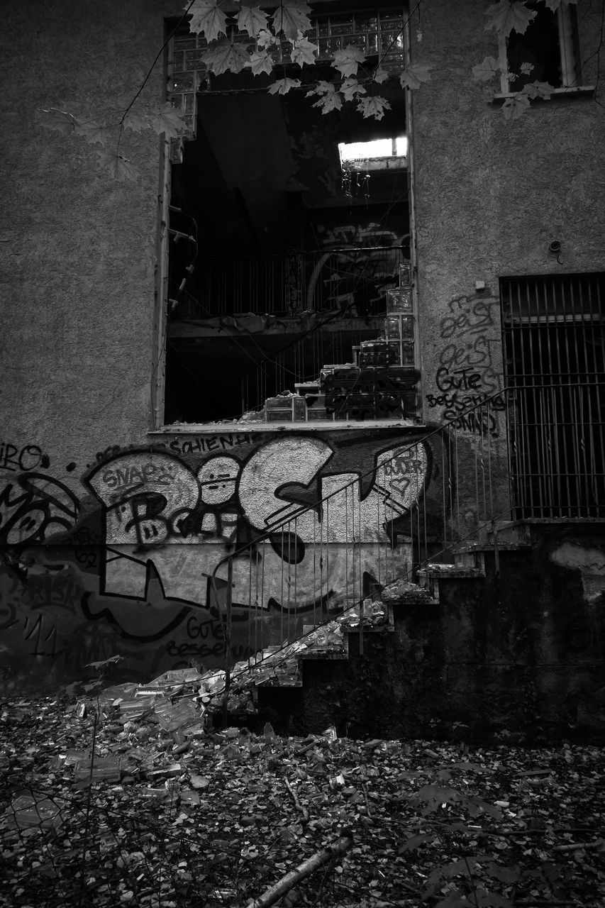 architecture, graffiti, built structure, building exterior, no people, abandoned, outdoors, night, city