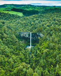 Wide and high angle shot of bridal veil waterfall in raglan, new zealand 