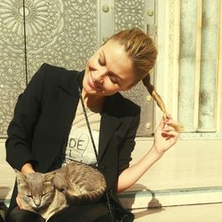 Young woman holding hands