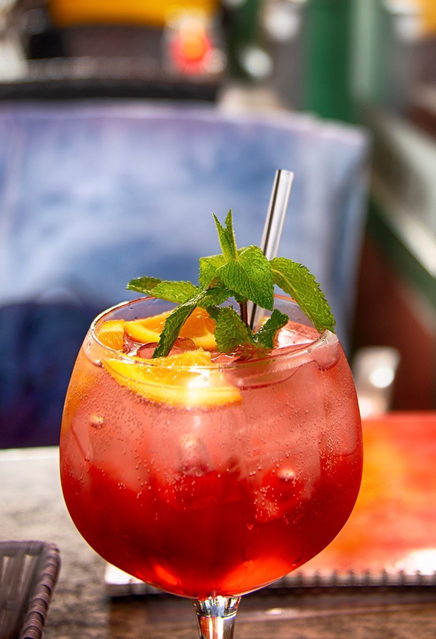 CLOSE-UP OF FRESH DRINK WITH RED WINE ON TABLE