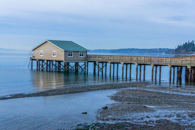 A view of the pier in redondo beach, washington in the evening/