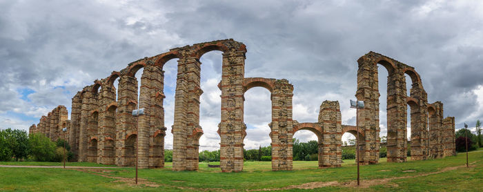 Old ruins of building against sky