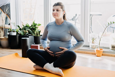 Prenatal yoga for pregnant women the role of exercise in preparing for labor and delivery, giving
