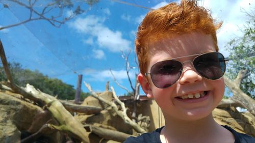 Portrait of happy young woman in sunglasses