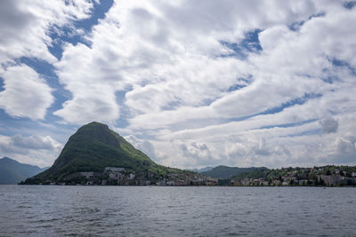 Monte san salvatore circondato da nuvole, lugano