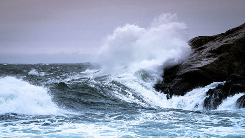 Stormy sexas bestigning on cliffs