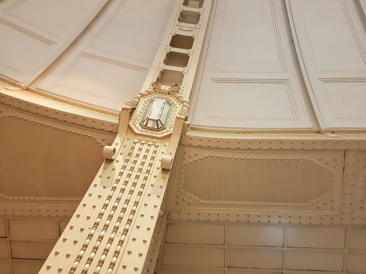 LOW ANGLE VIEW OF CEILING IN BUILDING