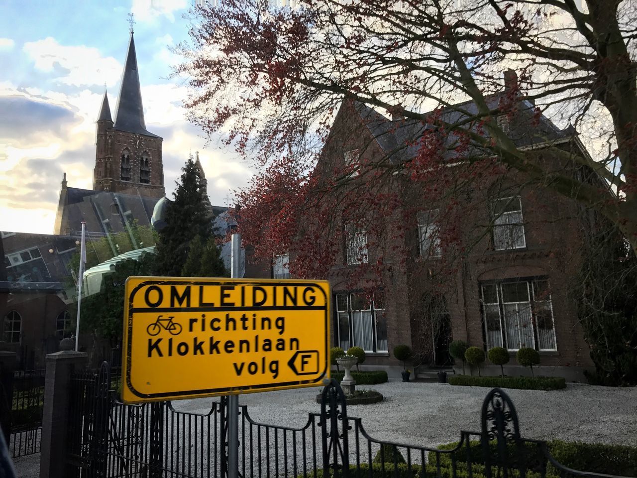 INFORMATION SIGN ON STREET AGAINST BUILDINGS