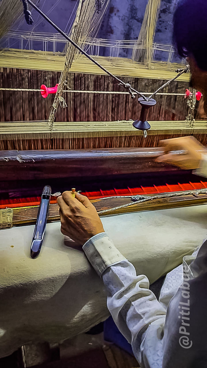 Saree weaving on ancient handloom Saree Saree Fashion Sareeindia Saree Design Handloom Weaving Weaver India Texture Patent