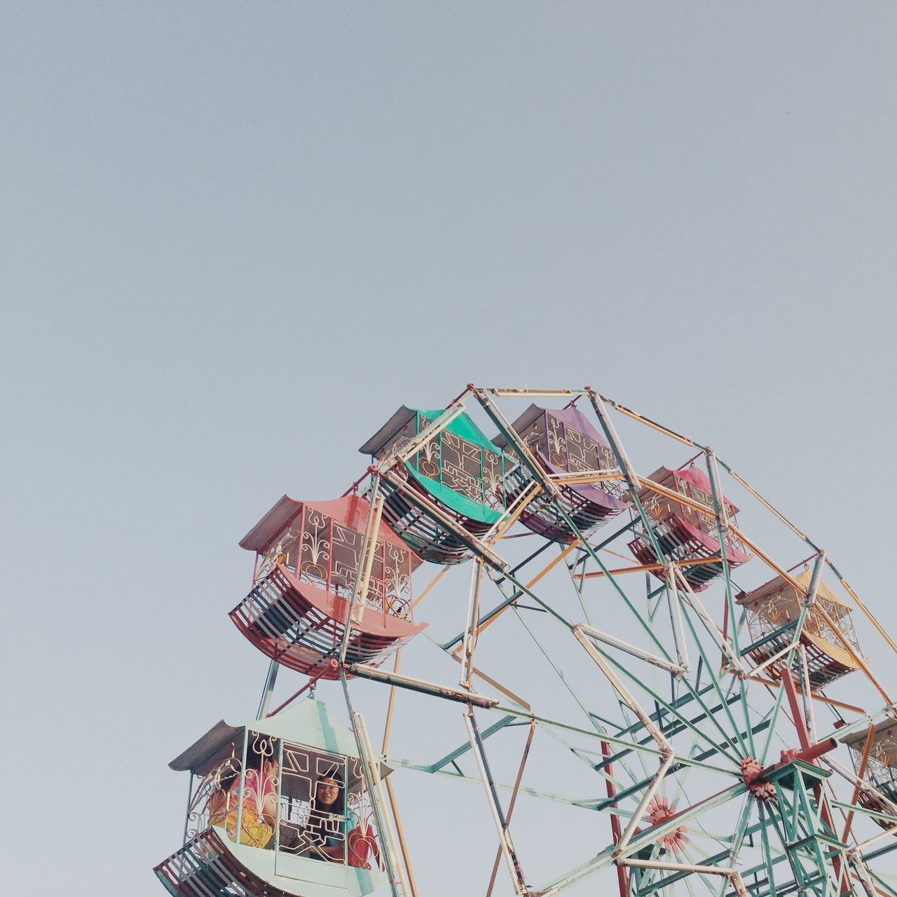 LOW ANGLE VIEW OF FERRIS WHEEL AGAINST BUILDING