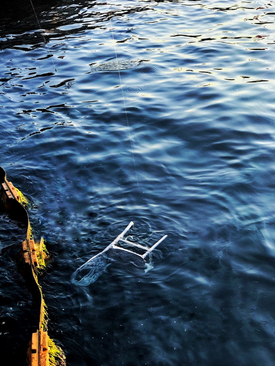 HIGH ANGLE VIEW OF FLOATING ON LAKE