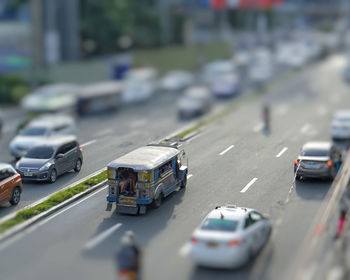 Tilt-shift on vehicles moving on road in city