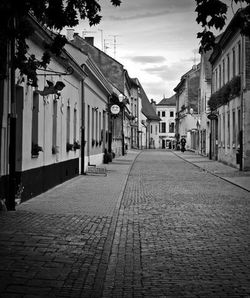 Narrow walkway along buildings