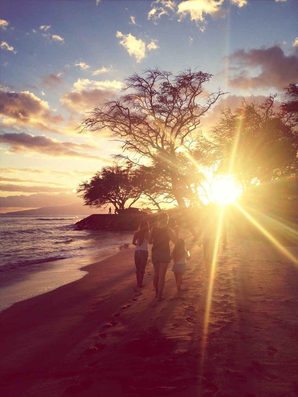 sunset, sun, beach, sky, leisure activity, lifestyles, water, sea, silhouette, togetherness, men, beauty in nature, shore, cloud - sky, sunlight, scenics, full length, tranquil scene