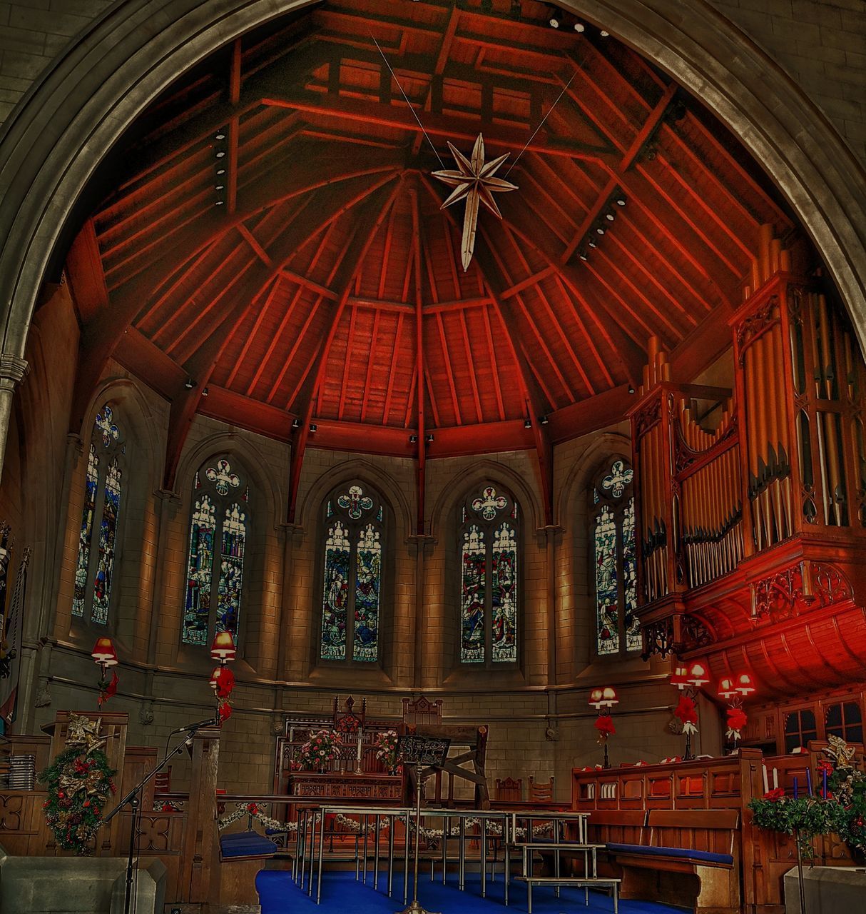 LOW ANGLE VIEW OF CEILING OF BUILDING IN TEMPLE