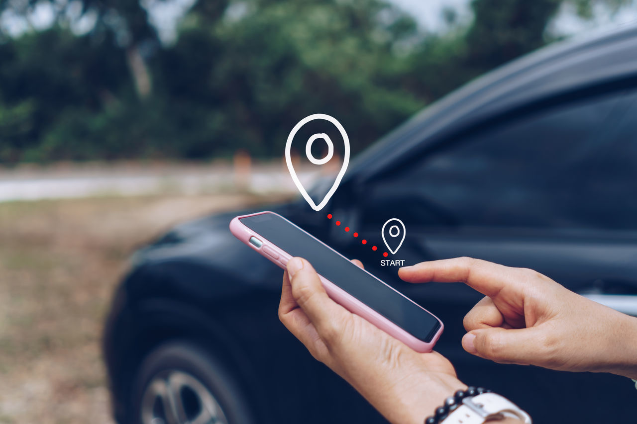 CLOSE-UP OF PERSON HAND HOLDING CAR