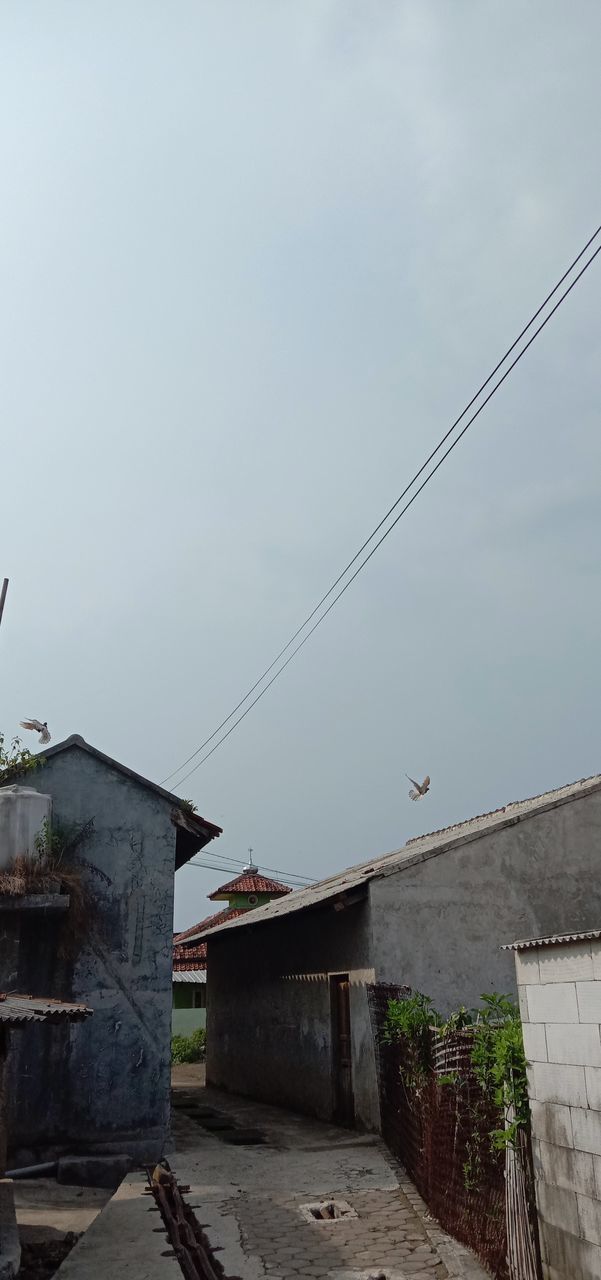 architecture, built structure, building exterior, sky, house, building, nature, no people, day, wall, outdoors, residential district, cloud, city, cable, street