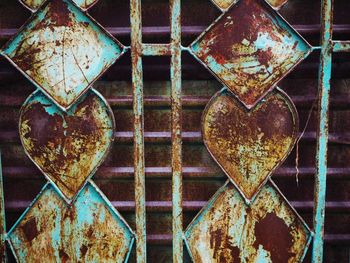 Close-up of heart shape on rusty metal