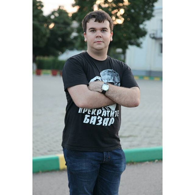 person, casual clothing, lifestyles, looking at camera, young adult, portrait, leisure activity, focus on foreground, front view, young men, smiling, full length, standing, happiness, three quarter length, sunglasses, handsome