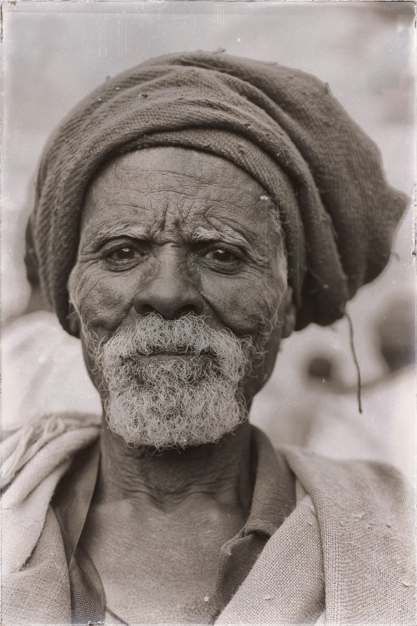 CLOSE-UP PORTRAIT OF MAN WEARING HAT