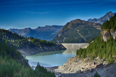 Diga e lago gera alps