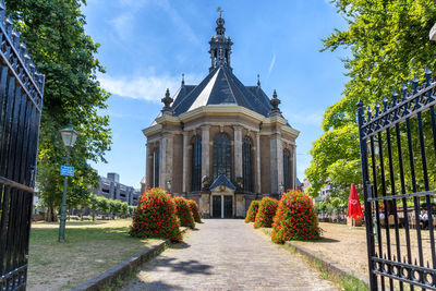 The 17th century nieuwe kerk in the city center of the hague with geraniums