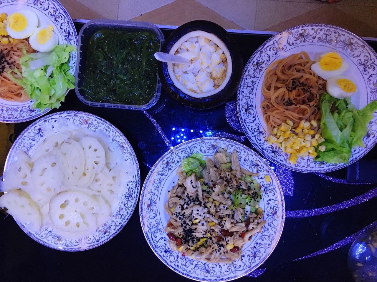 HIGH ANGLE VIEW OF FOOD IN PLATE