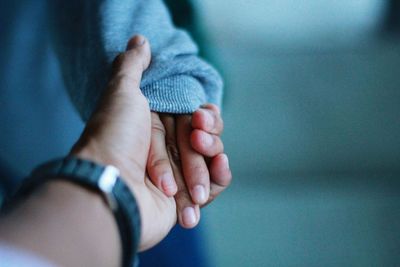 Close-up of man hands on finger