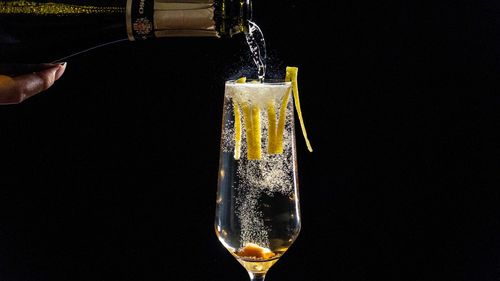 Bubbles from champagne and sugar cubes