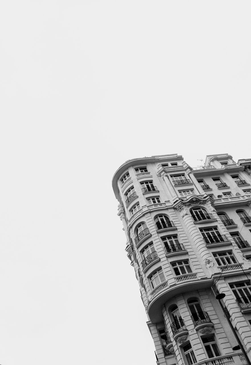LOW ANGLE VIEW OF BUILDINGS AGAINST SKY