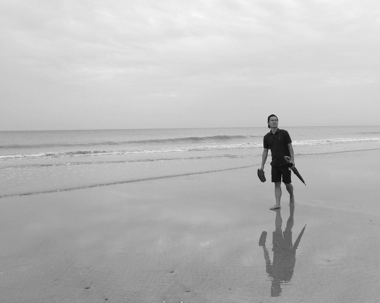 sea, beach, water, full length, horizon over water, real people, one person, nature, scenics, sky, lifestyles, beauty in nature, outdoors, sand, leisure activity, day, tranquility, standing, vacations, young adult, people