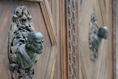 Human sculptures carved on wooden wall