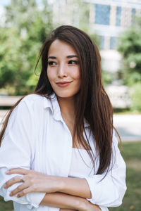 Portrait of young woman sitting on field