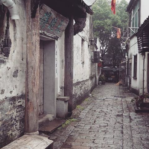 building exterior, architecture, built structure, the way forward, cobblestone, street, residential structure, residential building, building, alley, house, city, narrow, walkway, footpath, diminishing perspective, sidewalk, outdoors, day, town