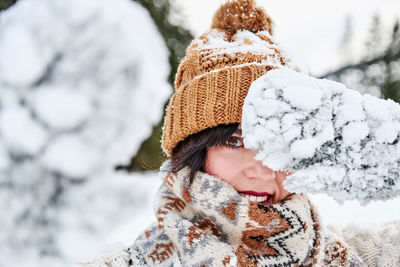 Winter portrait of a young woman. winter clothes, snow.