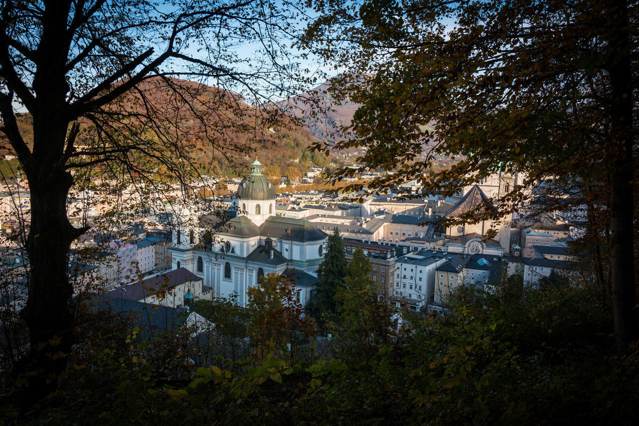 HIGH ANGLE VIEW OF TOWNSCAPE AGAINST SKY