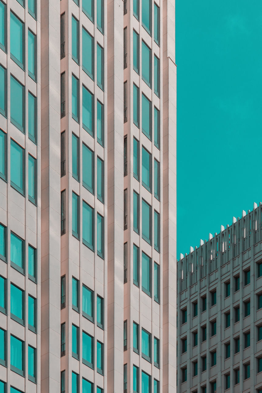 LOW ANGLE VIEW OF MODERN BUILDING AGAINST SKY