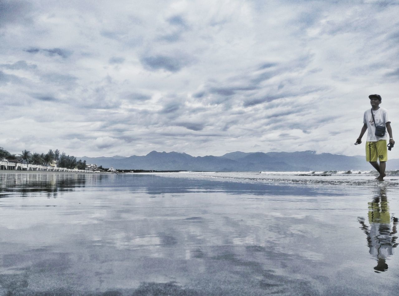 SCENIC VIEW OF SEA AND MOUNTAINS AGAINST SKY